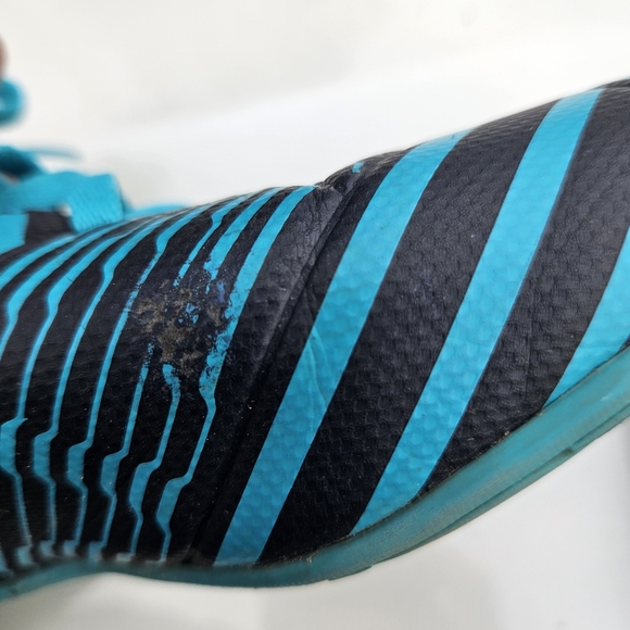 Size 9.5 Adidas indoor soccer shoe - Picture 5 of 6